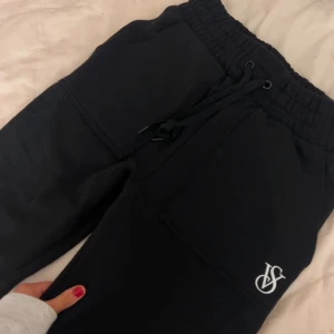 victoria secret mjukisbyxor - Helt oanvända mjukisbyxor ifrån victoria secret i str S. Nypris 52€ vilket ungefär då är 530kr❤️