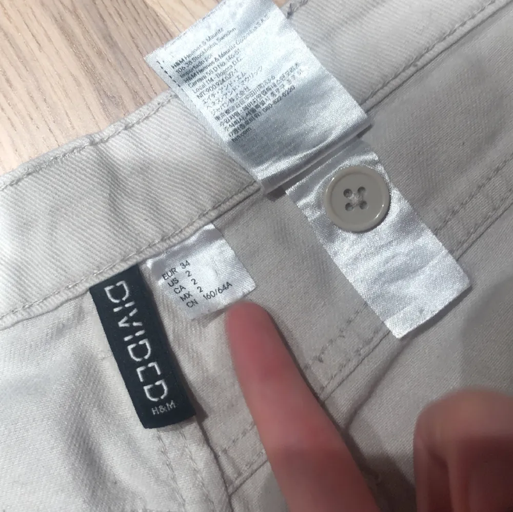 Säljer de hära fina cargo byxorna från H&M, det finns en extra knapp med ifall knappen skulle åka av. Knappen har gått av en gång innan då jag har sytt fast den igen. Om det skulle vara några frågor så är det bara att fråga till mig privat!🫶💕. Jeans & Byxor.