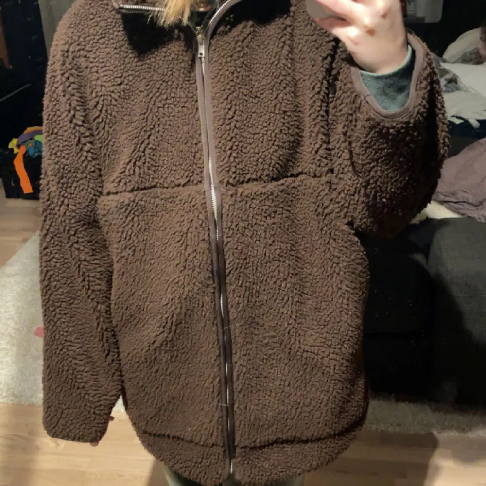 Hej! Säljer denna sköna jackan som är oversized och skön för hösten. Jag har ingen användning av den så jag valde att någon annan ska få den.  Den är i storlek XS men den är som en L. Den är använd ett fåtal gånger och har väldigt stora fickor. 💖. Jackor.