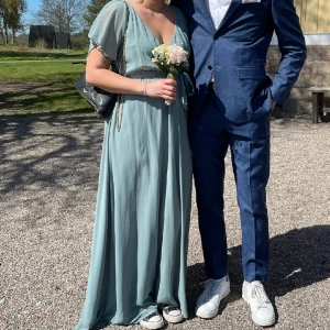 Lång klänning - Jätte söt långklänning från bubbelroom i färgen ”Air force blue”, endast använd 1 gång. Jätte fint skick passar perfekt i längden (är 165/166). Klänningen är i storleken 38. Skriv vid frågor! 💗