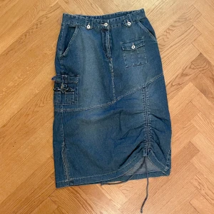 Jeanskjol - cargo - ”Cargo”-jeanskjol, köpt second hand och använd 1-2 gånger av mig! Storlek M (38/40), sitter lågmidjat och går till mitten av smalbenen på mig som är 175cm och har storlek S/M generellt! 