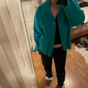 Manchester jacka - !Intressekoll!  Sjukt snygg jacka i Manchester från junkyard för ett par år sedan. Jackan är i storlek S och har används ca 10-12 gånger max. Färgen på jackan är turkos! Väldigt fint skick. Hör av er vid frågor eller funderingar!💗