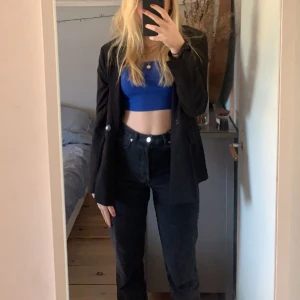 Marinblått linne  - Basiclinne som passar till de mesta men kommer inte till användning längre 