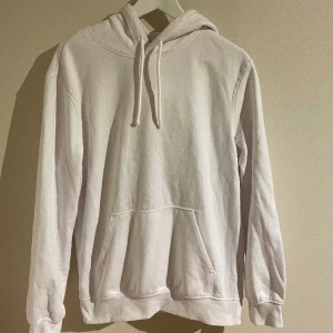Vit hoodie  - Vit clean hoodie från H&M. Tröjan är i bra skick och är i storlek S. 