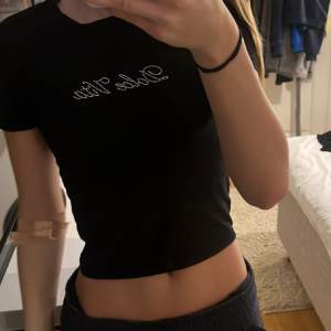 en svart t-shirt med rhinestone stenar🩷 från bikbok 