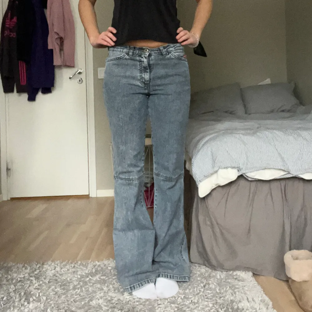 Lowrise bootcut jeans med jättesnygga fickor! Midjemåttet är 36 tvärs över och innerbenslängden 83💕. Jeans & Byxor.
