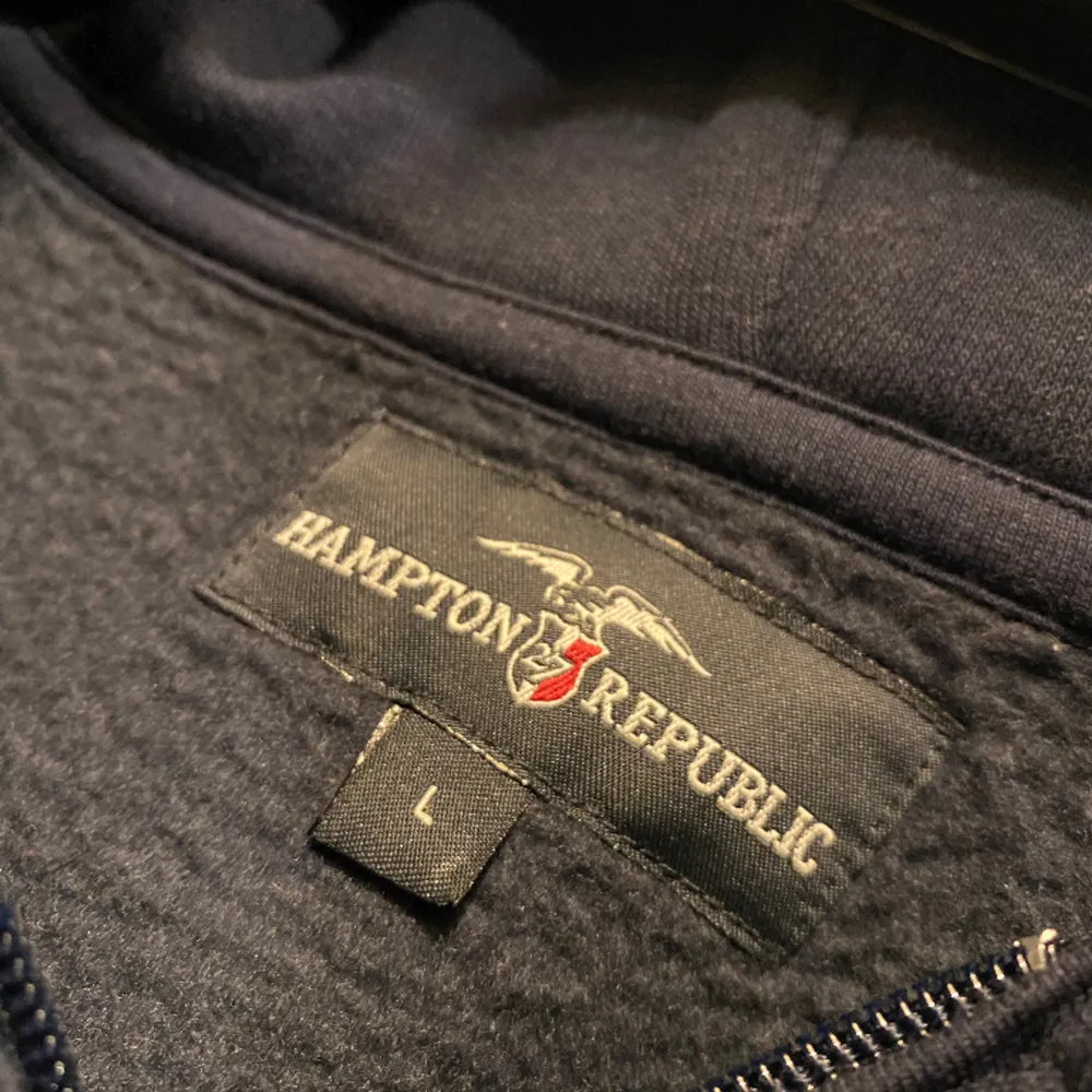 Hampton Republic hoodie som är i hur bra skick som helst som har storlek L. Bara att höra av sig vid frågor. Priset diskuteras vid snabb affär. . Hoodies.
