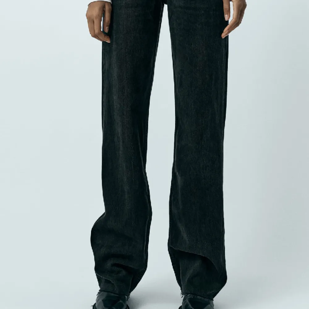 Säljer dessa helt nya Zara jeans som jag missade returnera. Prislapp på och aldrig ens prövade. Köpta för 499kr. . Jeans & Byxor.