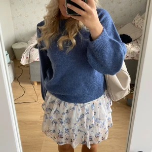Stickad tröja - Blå supermysig stickad tröja från Object i mycket fint skick💙💙 Petite modell i storlek M, så passar mig som vanligtvis har S🫶🏼