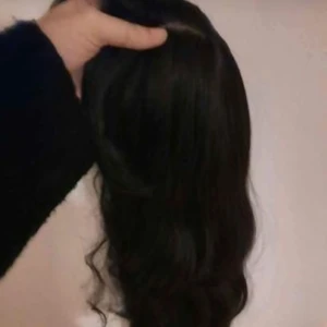 Peruk säljes!! Ska bort - Ny peruk, bara provad känns som riktig hår, tovar inte tte mycket. Tar swish o postar frakt bevis 