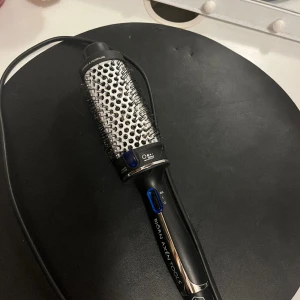 Björn Axén borste  - Säljer nu denna pga att jag klippte av mitt hår för några veckor sen så vill köpa mig en mindre. Använt 4-5  gånger 💕💕 Funkar hur bra som helst!    Ops! Lite hår på den, kan försöka ta bort med snabb försäljning,  Pris kan diskuteras!!! 