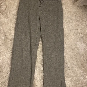 Pjamas/mjukisbyxor  - Hej jag säljer grå utsvängda mjukisbyxor, bara testat alltså helt nya🙌🏻☺️Pris går att diskutera💓