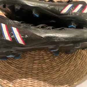 Ett par fina Adidas Predator Edge i storlek 40.5  Säljes på grund av att dem blivit för små  Använda 1 säsong