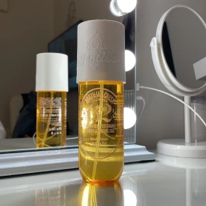 Sol de Janeiro Brazilian Crush 62 - Säljer min 240ml Brazilian Crush! Den är jättestor! Jag har aldrig använt den alltså är den fylld till toppen! Ny köps för 399. Jag säljer min nya helt oanvända för 350kr. Kan diskutera pris vid stort intresse!🩷