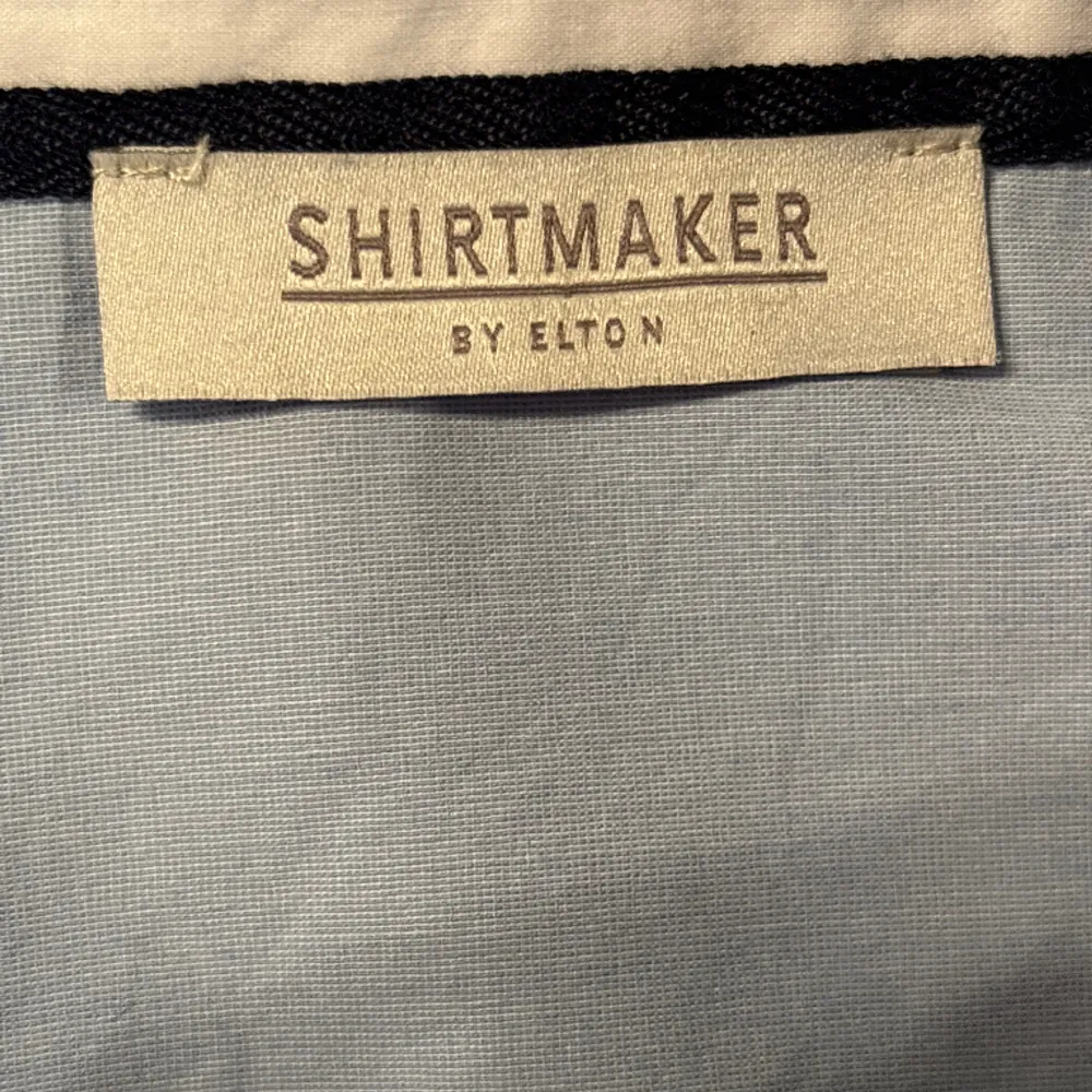 Skjorta från Shirtmaker by Elton.  Storlek: 42 Material: Bomull Använd, men utan anmärkning.. Skjortor.