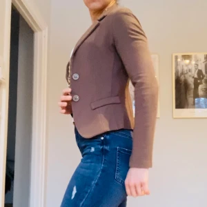 Jacket - Lovely, brown stretchy jacket in viscose och elastan. Good condition! Italian brand. Selling only because I became too large on my shoulders and back :(