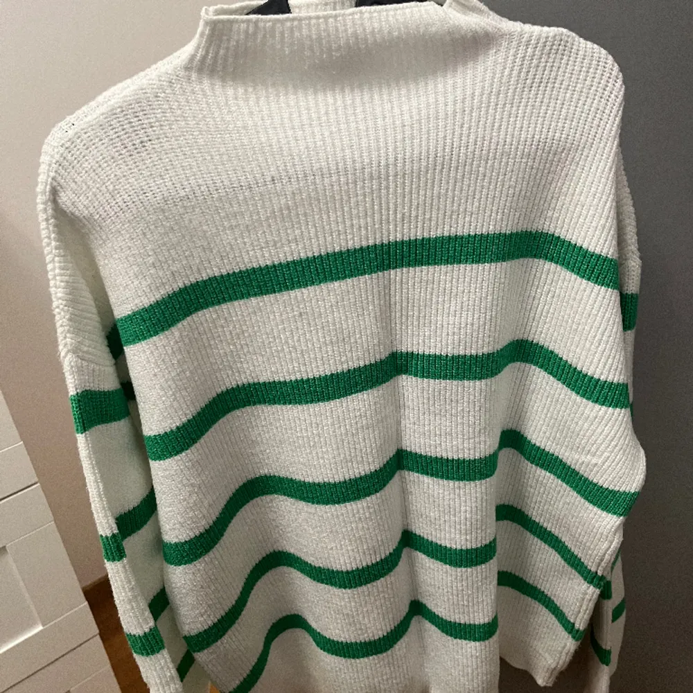 vit och grön randig stickad tröja! använd två gånger pga chansade med storleken!  Frakt tillkommer!. Stickat.