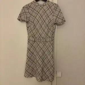 Elegant klänning från Primark, använd 1 gång storlek 34
