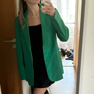 Kavaj - Säljer nu min gröna fina kavaj som är använd 2 gånger💕Den är väldigt fin men den kommer inte längre till använding. Den är i storlek Small men passar i både medium och xs, beroende på hur man vill att den ska sitta💕