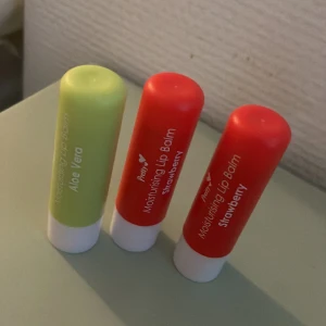 Läppsyl - Det är 3 olika läppsyl i dofterna Aloe Vera och Jordgubb. De röda e jordgubb och den gröna e Aloe Vera. Kostar 10 kr st men 25 kr för alla. Aldrig använda bara öppnade då jag inte tyckte de doftade gott. Passar för alla som har torra läppar.🍓🌺💕