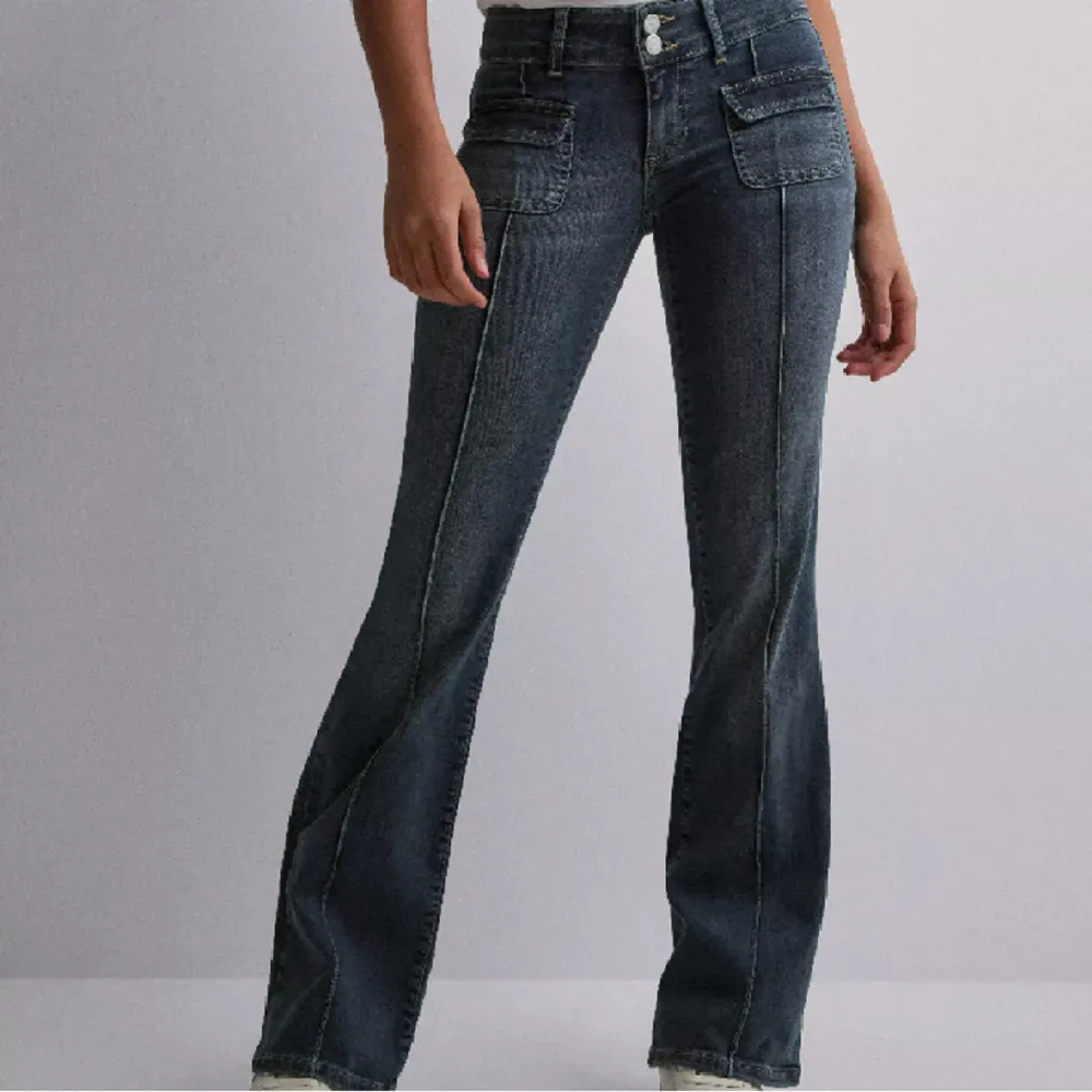 Säljer dessa as snygga Nelly jeans som ja köpte för ungefär en månad sen, i skick är dom som nya och använda fåtal gånger. Vid fler bilder så är de bara skriva💞Storlken i dessa jeans är i 34 men passar även mig som vanligtvis har 36-38💞Nypris 699kr. Jeans & Byxor.