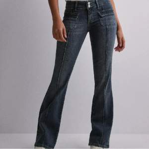 Säljer dessa as snygga Nelly jeans som ja köpte för ungefär en månad sen, i skick är dom som nya och använda fåtal gånger. Vid fler bilder så är de bara skriva💞Storlken i dessa jeans är i 34 men passar även mig som vanligtvis har 36-38💞Nypris 699kr