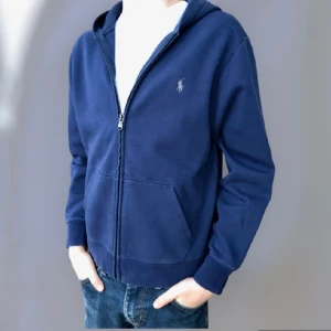 Ralph lauren zip - Riktigt snygg zip hoodie från Ralph lauren i nyskick💫 passar runt 165🌟   Modellen på bilden är 170  Skriv vid fler frågor eller funderingar📈