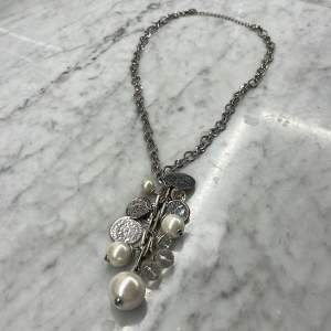 Halsband i silver med pärlor