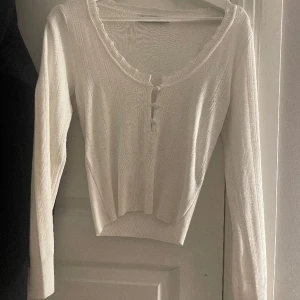 topp - säljer den här jättefina topp som jag tyvärr aldrig använder då jag inte har något som jag tycker passar till den❤️ aldrig använd 