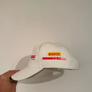 Prada Keps - Prada Luna Rossa keps i bra skick, använd 1-2 ggr. Storleken är justerbar och priset kan diskuteras vid snabb affär!