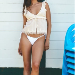 Beige volangtopp - En fin volangtopp från zara som enbart har används en gång! Kvaliten är jättebra och ord priset var 378kr