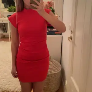 Röd klänning från zara, helt ny och aldrig använd, köpt för 299 kr