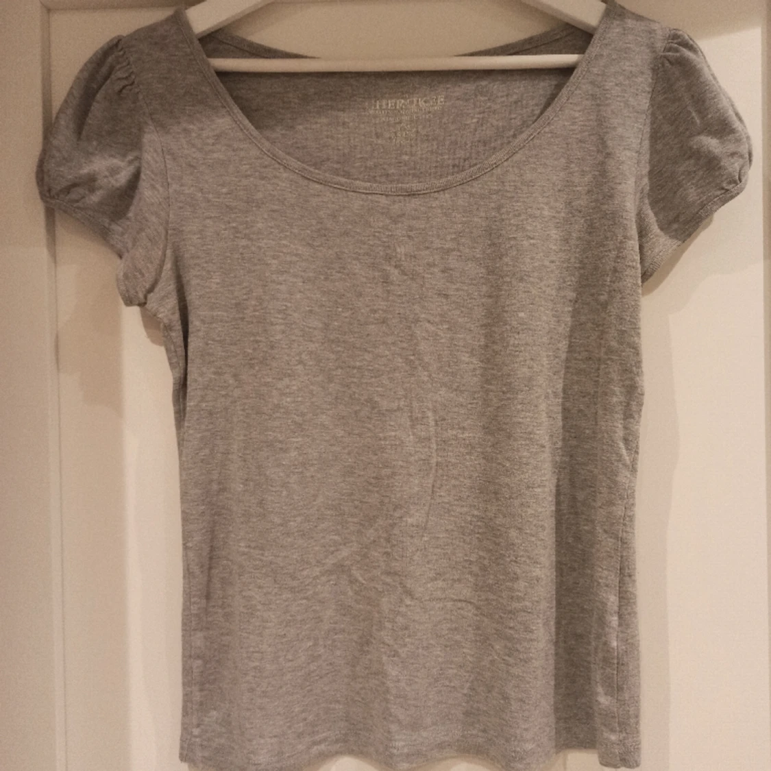 Grå tröja med puffärm - 1