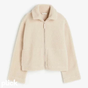 Teddy jacka  - Super fin beige teddy jacka! Ny skick. Köpt för 230kr. Kontakta för frågor