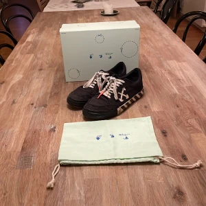 Off White Vulcanized  - Hejsan, Nu säljer jag mina Off white vulcanized eftersom att jag inte använder dom så mycket längre. Skick 5/10.  Äkthetsbevis finns. Dustbag och box ingår. Skriv för frågor och bilder.