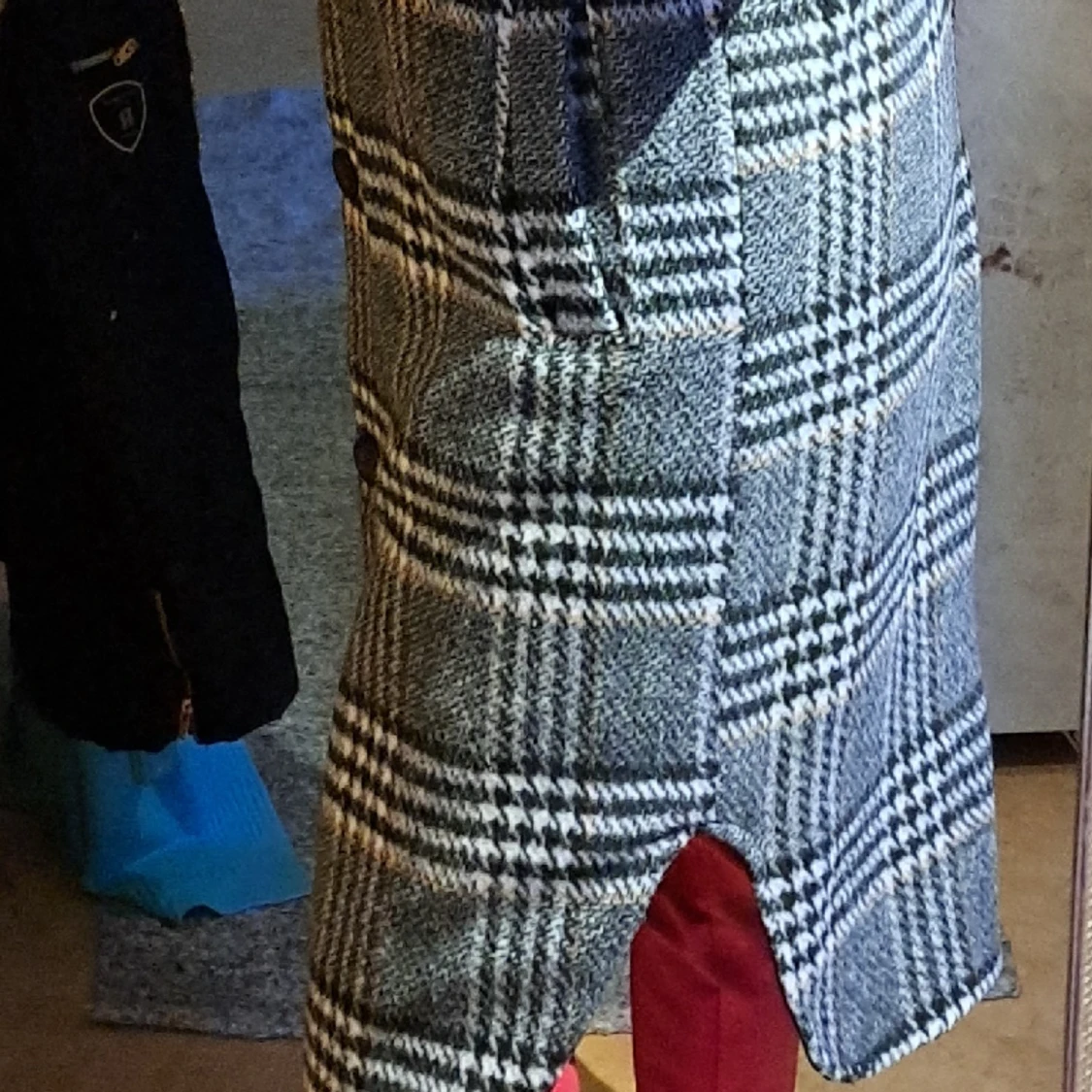 Kappa i grått rutigt tyg