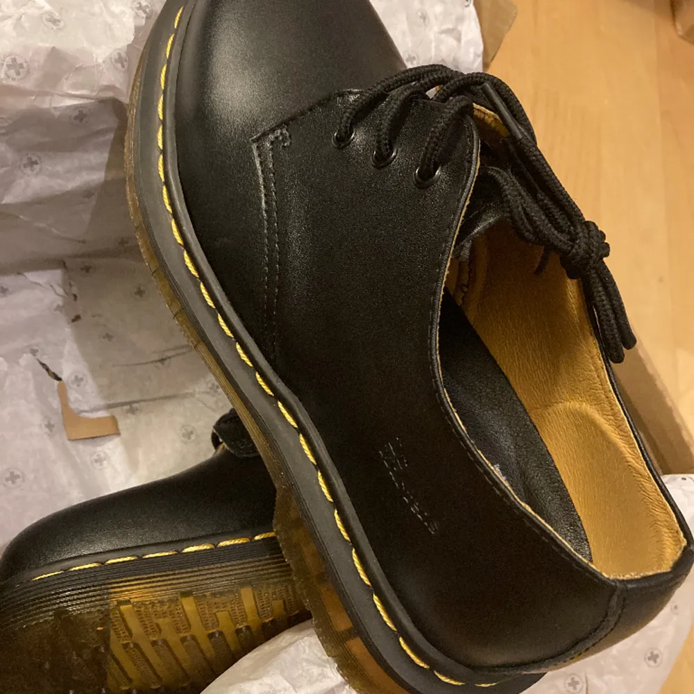 Helt nya och orörda Dr. Martens. Kvar i orginal förpackningen, storlek 44 EU.. Skor.