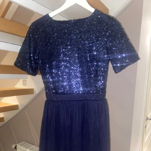 Blå kort klänning - En blå kort klänning med paljetter på. Den är köpt i nelly . Skriv ifall ni vill ha fler bilder. 