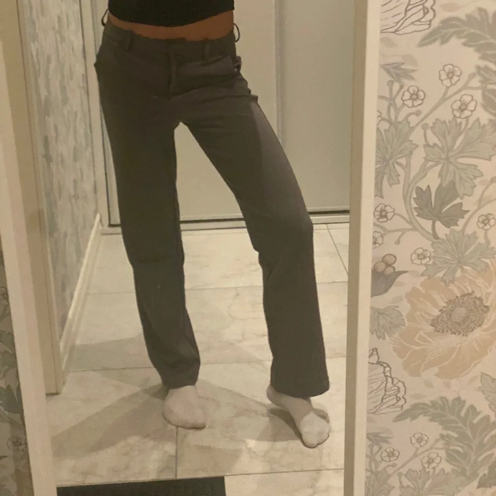 Säljer dessa fina gråa kostymbyxor från vero moda. Eftersom de är för korta för mig. De är i ett väldigt mjukt material och är väldigt sköna. I bra skick🥰🥰. Farkut & Housut.