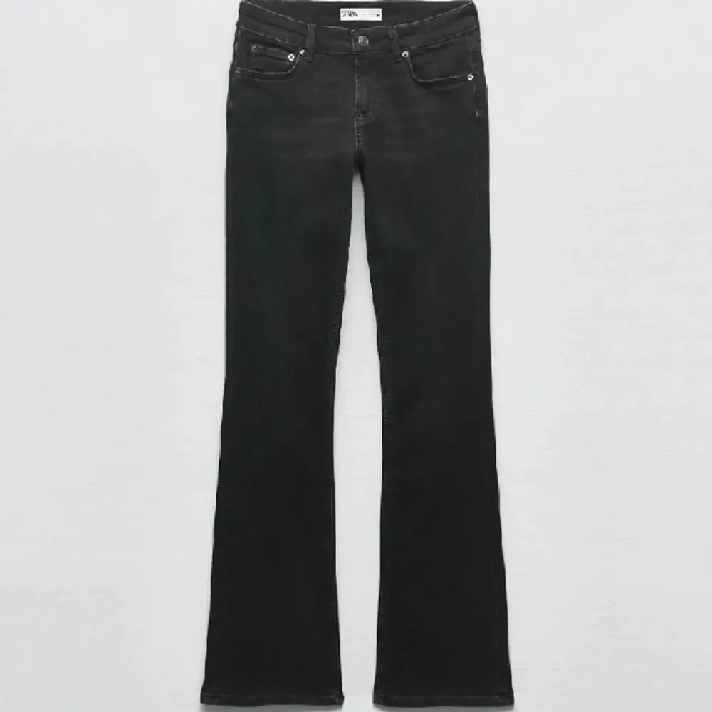 Säljer nu dessa perfekta utsvängda svarta jeansen från Zara!! Slut på hemsidan så passa på🥰 Storlek 36, tryck gärna på köp nu 🙏🏼. Jeans & Byxor.