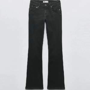 Säljer nu dessa perfekta utsvängda svarta jeansen från Zara!! Slut på hemsidan så passa på🥰 Storlek 36, tryck gärna på köp nu 🙏🏼