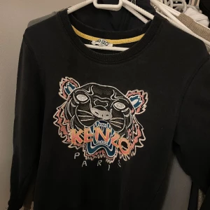 Kenzo tröja  - Säljer denna fina tröjan då jag inte har någon användning utav den då den har blivit för liten för mig. Köpt från någon annan därav det ej finns kvitto på tröjan. Pris kan även diskuteras vid snabb affär 