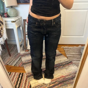 Guess jeans - Snygga jeans från Guess! Jättebra skick, knappt använda. Lågmidjade (regular straight).