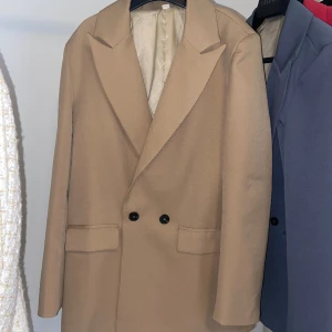 Beige kavaj - Säljer en beige kavaj i storlek S, endast använd 2-3 gånger 🫶 Nypris 379, säljer för 200kr. Köparen står för frakten alternativt möts upp i Jönköping 🤝