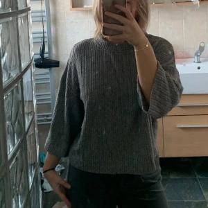 Stickad t-shirt  - Säljer en sån här populär stickad t-shirt från märket mango. Den är ribbstickad och är en trekvarts / t-shirt modell som är skitsnygg på 😍 säljer då den inte kommer till användning så mycket! Storlek S men passar XS/S! Skriv priv vid frågor 🩷