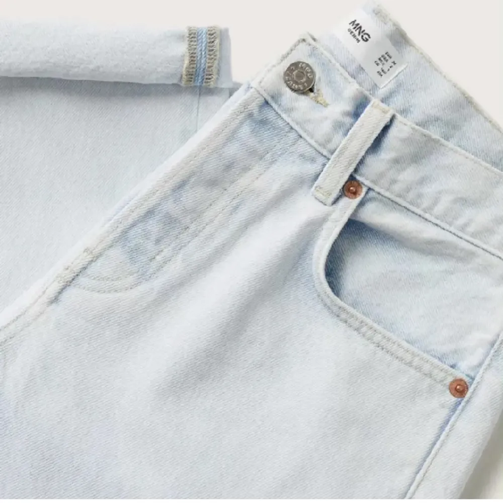 Säljer mina ljusblå jeans från mango. Dom är straightleg. Skriv till mig om frågor ❤️. Jeans & Byxor.