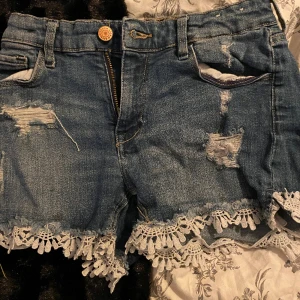 Shorts - HUR SÖTA SOM HELST, storlek 140, tyvärr lite trasiga och därav priset. Det går säkert sy ihop 🤍 Köparen står för frakt och frimärke, kan även mötas upp ☺️