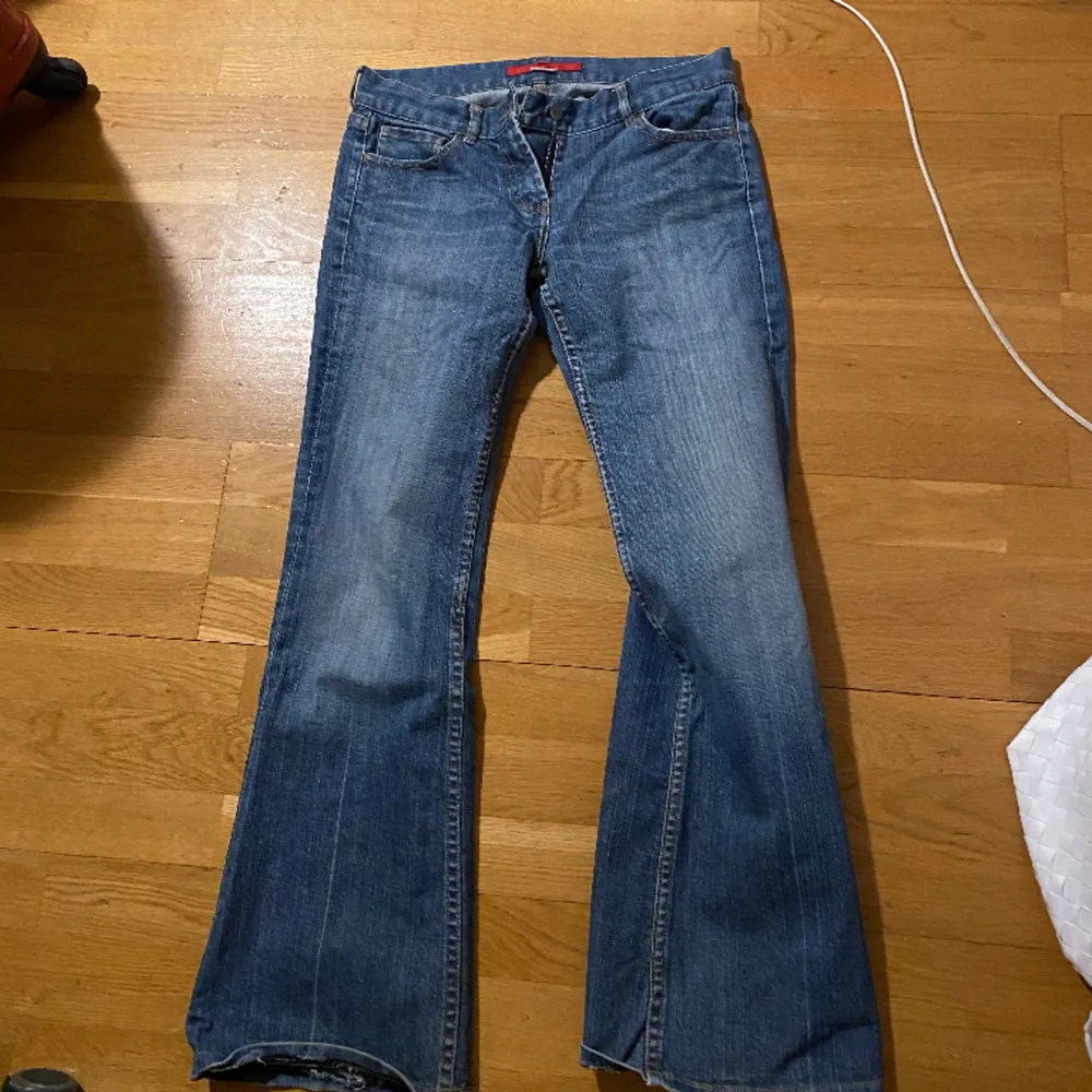 Lågmidjade jeans Bootcut!! Super snygga och hande andvänt om dom inte va för korta på mig tyvärr. Jag är ca 165-166cm lång. . Jeans & Byxor.