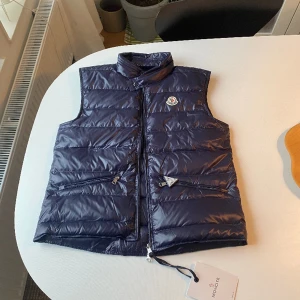 Moncler Gui navy blue  - Säljer nu denna moncler gui i extremt bra skick, använd ett fåtal gånger och säljer pga att den är för liten för mig. Hör av er vid funderingar🤗