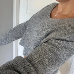 Stickad  - Stickad magtröja super fin knappt använd sen den köptes inte min bild lånad bild för de är exakt denna jag har! Frågor bilder då äre ba o skriva pris går o sänka såklart!💕